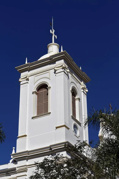 Белая Католическая Церковь Сильным Голубым Безоблачным Небом Сан Луис Парайтинга — стоковое фото