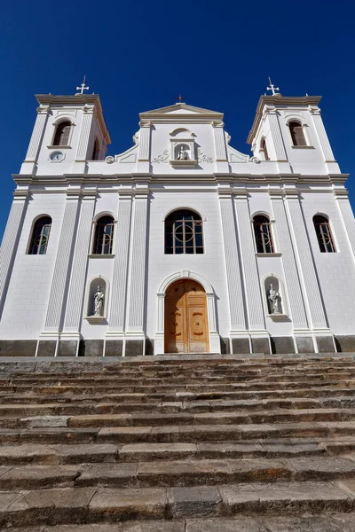 Igreja Católica Branca Sob Intenso Céu Azul Sem Nuvens São — Fotografia de Stock
