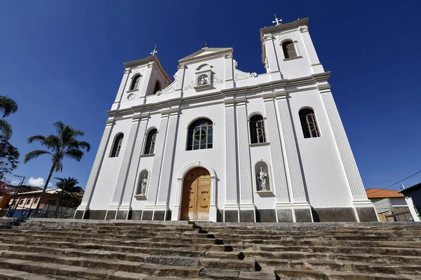 Igreja Católica Branca Sob Intenso Céu Azul Sem Nuvens São — Fotografia de Stock