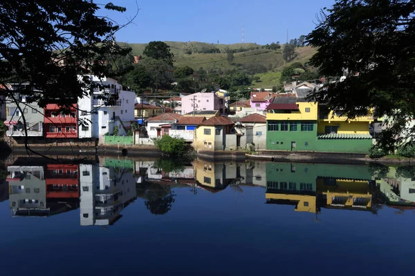 Pirapora Tiete Nehri Nin Mavi Sularına Yansıyan Bom Jesus Şehir — Stok fotoğraf