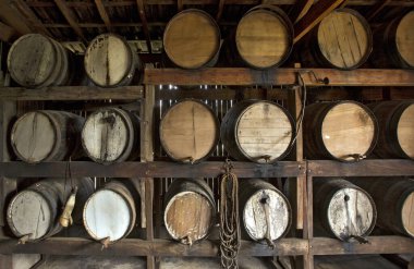 Portekizce şeker kamışı likörü ya da cachaca, tipik Brezilya içkisi, renk ve tat almak için meşe fıçısında dinleniyor. Minas Gerais eyaletinin kırsal kesimi
