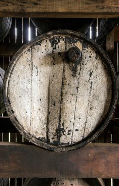 Portekizce şeker kamışı likörü ya da cachaca, tipik Brezilya içkisi, renk ve tat almak için meşe fıçısında dinleniyor. Minas Gerais eyaletinin kırsal kesimi