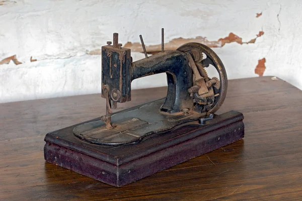 Vintage Nähmaschine Auf Rustikalem Holztisch Und Abblätternder Weißer Wand Hintergrund — Stockfoto