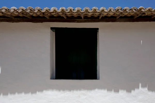 Primer Plano Pared Blanca Con Ventana Techo Azulejos Coloniales Porto — Foto de Stock