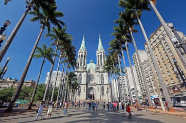 Sao Paulo 'nun Metropolitan Katedrali' nin manzarası. Önünde insanlar var. Brezilya