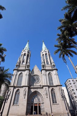 Sao Paulo 'nun Metropolitan Katedrali' nin manzarası. Önünde insanlar var. Brezilya