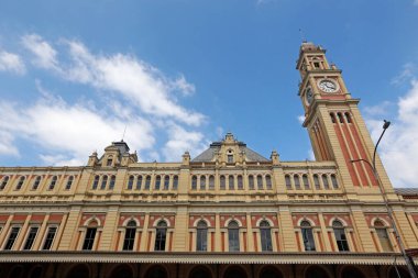 Luz istasyonunun saat kulesi, Sao Paulo, Brezilya 'nın önemli ve tarihi tren istasyonu.