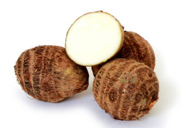 Taro yakın plan, ya da Portekizce cara, beyaz arka planda