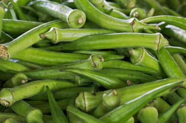 Brezilya pazarındaki bamya yığınının kapanışı. Sao Paulo şehri, Brezilya