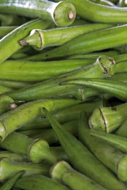 Brezilya pazarındaki bamya yığınının kapanışı. Sao Paulo şehri, Brezilya