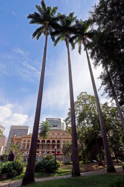 Sao Paulo Belediye Tiyatrosu, yirminci yüzyılın başlarında eklektik tarzda inşa edilmiş. Brezilya 'nın Sao Paulo şehrinin merkezindeki Ramos de Azevedo meydanının yanında.