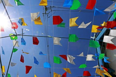 Brezilya 'nın iç kesimlerindeki tipik haziran şenliklerinin küçük renkli bayraklarıyla süslenmiş şapel.