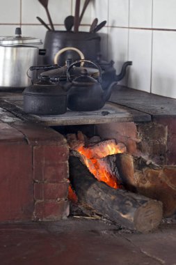 Demir tencereler odun sobasının üzerinde alevler içinde. Brezilya 'nın kırsalında tipik bir odun fırını. Sao Paulo Eyaleti