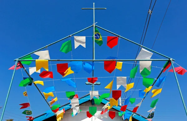 Kaplica Ozdobiona Małymi Kolorowymi Papierowymi Flagami Typowymi Dla Czerwcowych Uroczystości — Zdjęcie stockowe