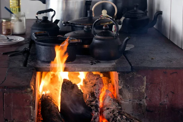 Casseroles Fer Sur Poêle Bois Avec Des Flammes Mises Évidence — Photo