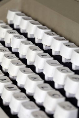 Kırsal ahşap masa üzerindeki eski daktilonun kapanışı