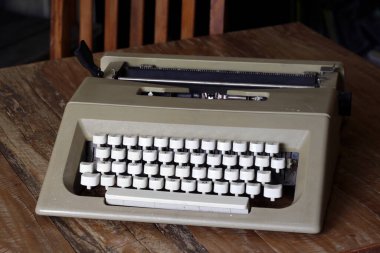 Kırsal ahşap masa üzerindeki eski daktilonun kapanışı