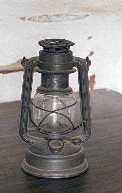 Köhne ahşap masanın üzerinde eski bir gaz lambası