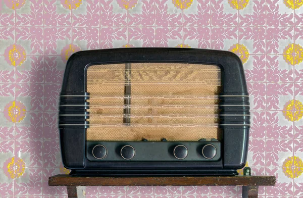 Vintage Radio Met Houten Body Kleurrijke Retro Achtergrond — Stockfoto