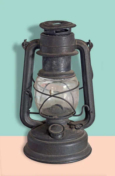 Gamla Fotogen Lampa Över Färgglada Retro Bakgrund — Stockfoto