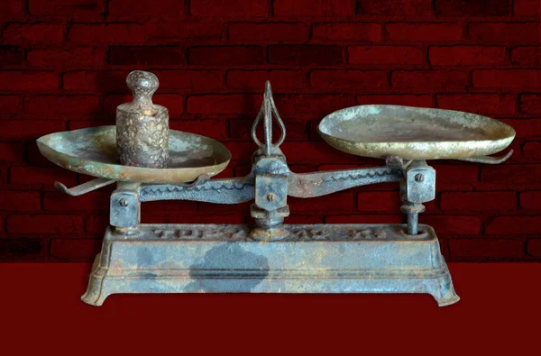 Старая Весовая Шкала Стола Двумя Сковородками Темном Ретро Фоне — стоковое фото