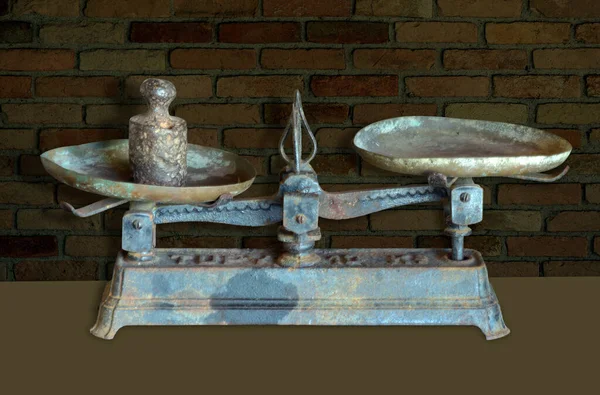 Старая Весовая Шкала Стола Двумя Сковородками Темном Ретро Фоне — стоковое фото