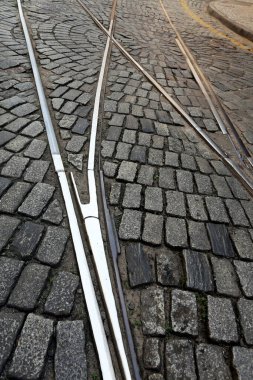 Tramvay rayları, Brezilya 'nın Sao Paulo eyaletinin eski şehir merkezindeki sokak taşlarının üzerinden geçiyor.