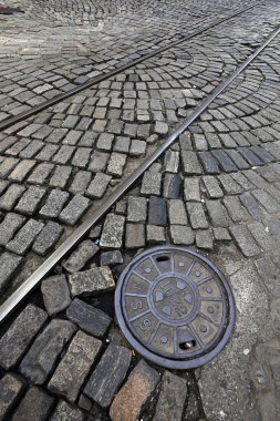 Tramvay rayları, Brezilya 'nın Sao Paulo eyaletinin eski şehir merkezindeki sokak taşlarının üzerinden geçiyor.