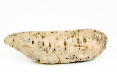 Tatlı patates, bütün ve dilimlenmiş, beyaz arka planda.