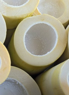 Açık hava pazarındaki bambu atış poligonuna yakın çekim. Sao Paulo şehri, Brezilya