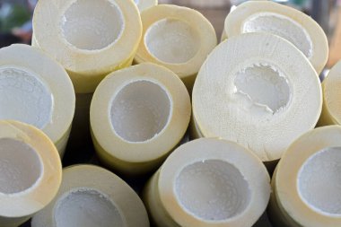 Açık hava pazarındaki bambu atış poligonuna yakın çekim. Sao Paulo şehri, Brezilya