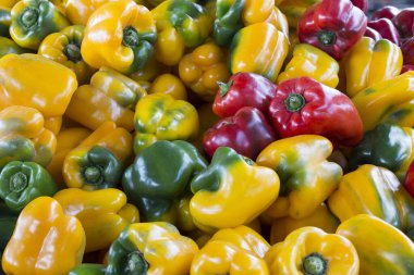 Brezilya pazarında bir yığın dolma biber. Sao Paulo şehri, Brezilya