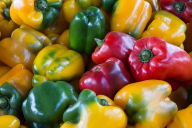 Brezilya pazarında bir yığın dolma biber. Sao Paulo şehri, Brezilya