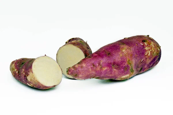 Zoete Aardappel Geheel Gesneden Witte Achtergrond — Stockfoto