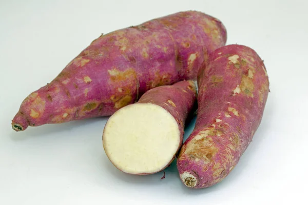 Zoete Aardappel Geheel Gesneden Witte Achtergrond — Stockfoto