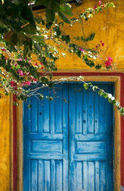 Ünlü Quadrado Meydanı 'nın renkli yüzlü evleri. Porto Seguro şehri, Bahia, Brezilya