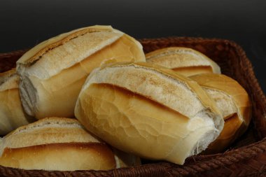 Siyah arka planda tipik Brezilya ekmeği porsiyonunun yakınlaştırılması