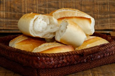 Fransız ekmek sepeti yakın plan, tipik Brezilya, kırsal ahşap arka plan