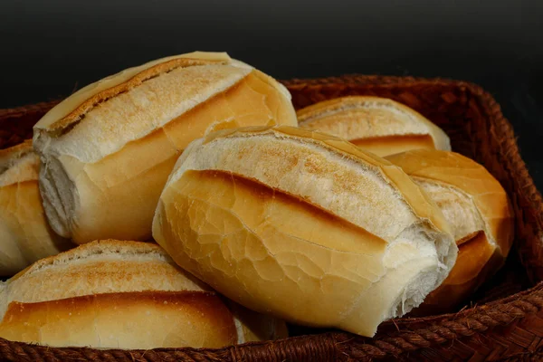 Zbliżenie Porcji Francuskiego Chleba Typowego Dla Brazylii Czarnym Tle — Zdjęcie stockowe