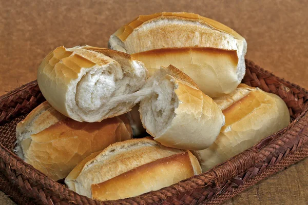 Cesta Pão Francês Closeup Típico Brasil Fundo Madeira Rústica — Fotografia de Stock