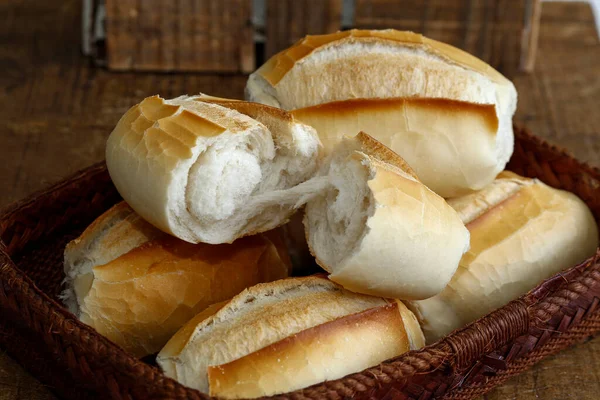 Cesta Pão Francês Closeup Típico Brasil Fundo Madeira Rústica — Fotografia de Stock