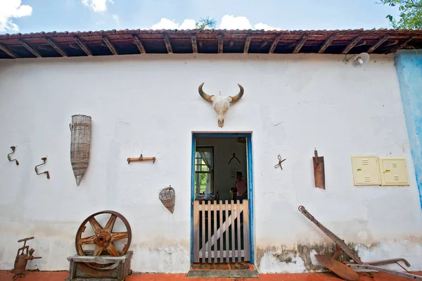 Pared Exterior Casa Campo Decorada Con Objetos Antiguos — Foto de Stock