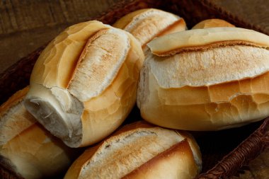 Fransız ekmek sepeti, tipik Brezilya ekmeği, kahverengi lifli arka plan