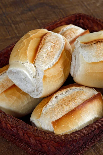 Корзина Французского Хлеба Типичная Бразилии Фоне Коричневого Натурального Волокна — стоковое фото