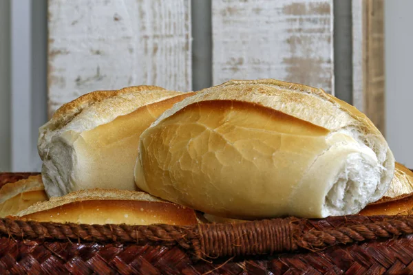 法国面包篮特写 典型的巴西风格 以乡村木为背景 — 图库照片