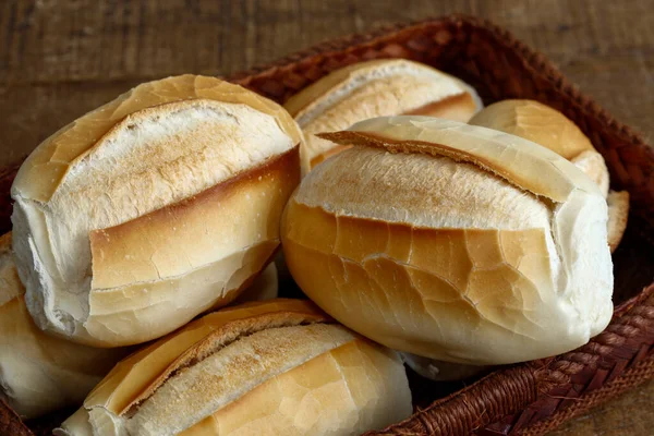 Fransk Bröd Korg Typiskt För Brasilien Över Brun Naturfiber Bakgrund Stockbild