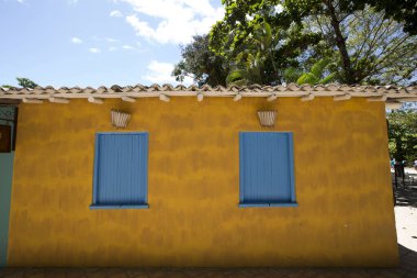 Ünlü Quadrado Meydanı 'nın renkli yüzlü evleri. Porto Seguro şehri, Bahia, Brezilya