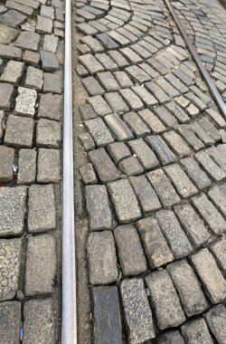 Tramvay rayları, Brezilya 'nın Sao Paulo eyaletinin eski şehir merkezindeki sokak taşlarının üzerinden geçiyor.