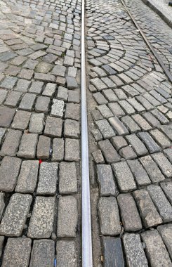 Tramvay rayları, Brezilya 'nın Sao Paulo eyaletinin eski şehir merkezindeki sokak taşlarının üzerinden geçiyor.