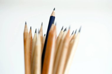 Kalem mavi ışın ışık arka plan üzerinde doğal ahşap kalemler üzerinde odak